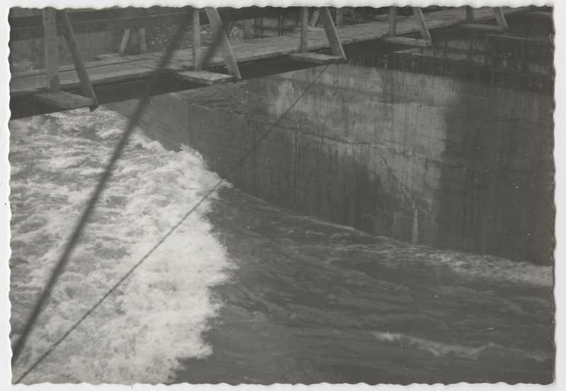 Fiume Isonzo in piena, Gorizia. Dettaglio: pilone dello sghiaiatore